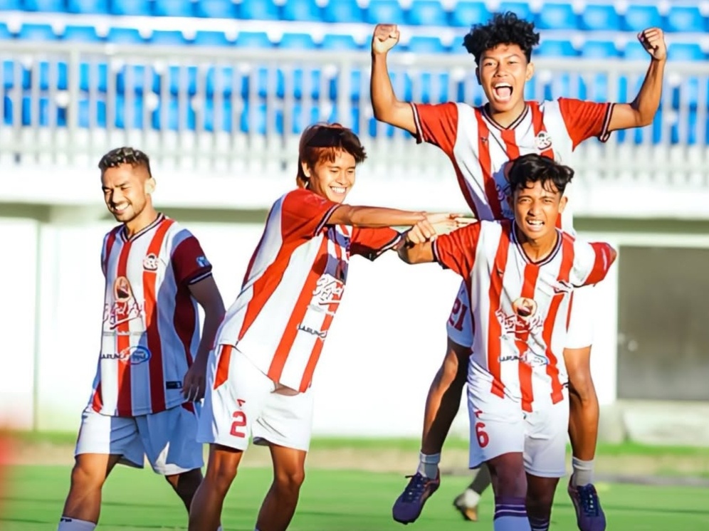 Pemain Persepam Pamekasan melakukan selebrasi usai mencetak gol dalam pertandingan persahabatan melawan Persipro Probolinggo.