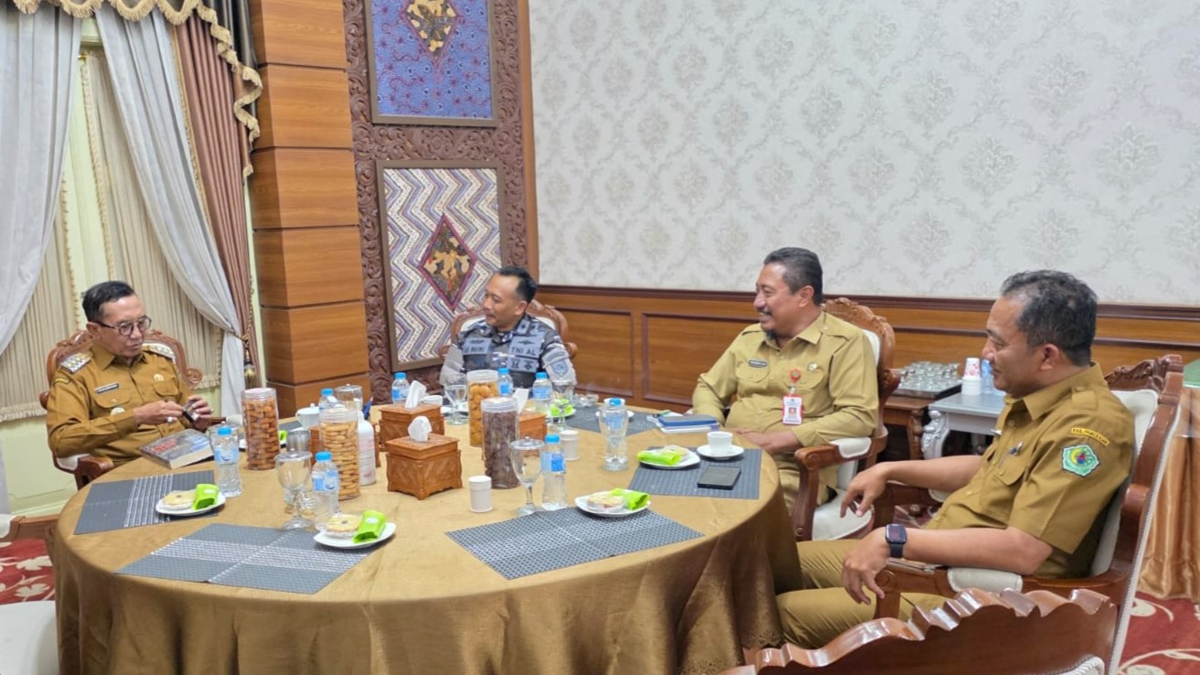 Suasana pertemuan Bupati Pamekasan Kholilurrohman bersama Danlanal Batuporon Madura Letkol Ari Wibowo di Pendopo Ronggosukowati Pamekasan.