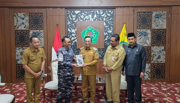 Bupati Pamekasan Terima Kunjungan Danlanal Batuporon, Perkuat Hubungan Antar Kelembagaan