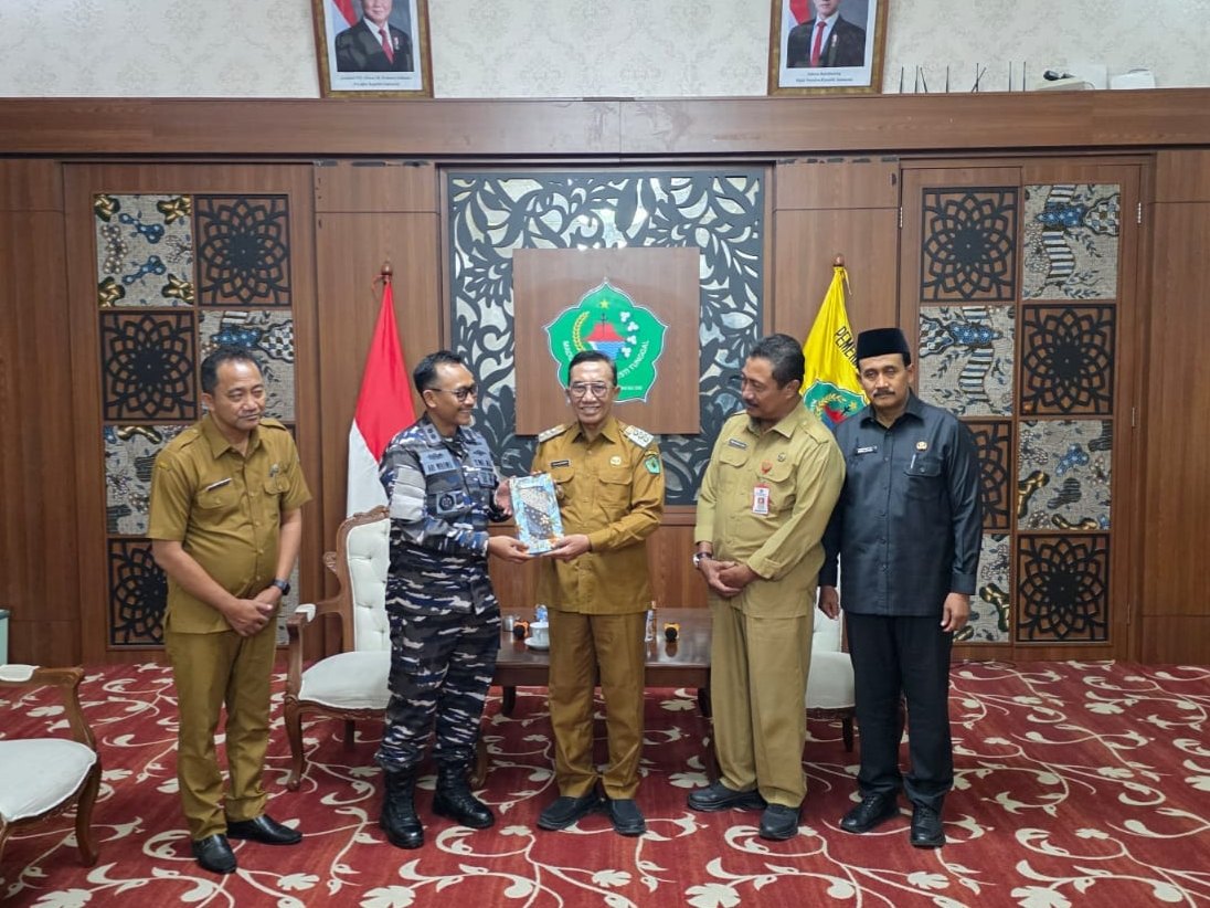 Bupati Pamekasan Kholilurrohman menerima kunjungan silaturahim Danlanal Batuporon Madura Letkol Ari Wibowo di Pendopo Ronggosukowati Pamekasan.
