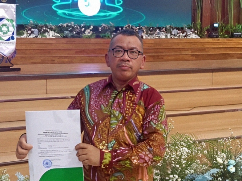 Plt Direktur RSUD Smart Pamekasan dr Syaiful Hidayat menunjukkan dokumen layanan kateterisasi jantung yang kini ditanggung BPJS Kesehatan.