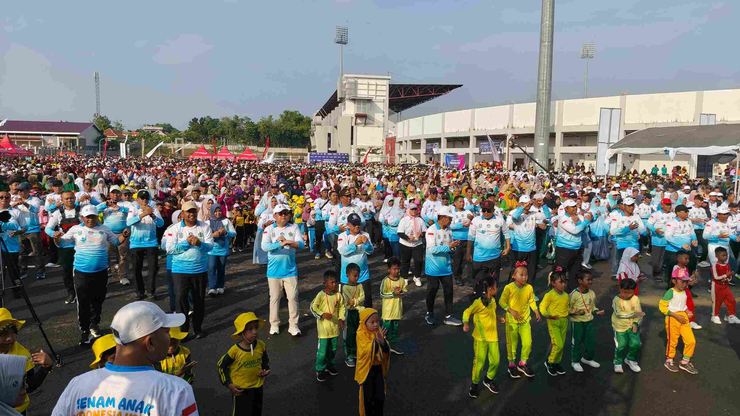 Ribuan pelajar dan peserta senam mengenakan pakaian olahraga mengikuti Senam Anak Indonesia Hebat di Stadion Gelora Ratu Pamelingan, Pamekasan, saat peringatan Hardiknas 2026.
