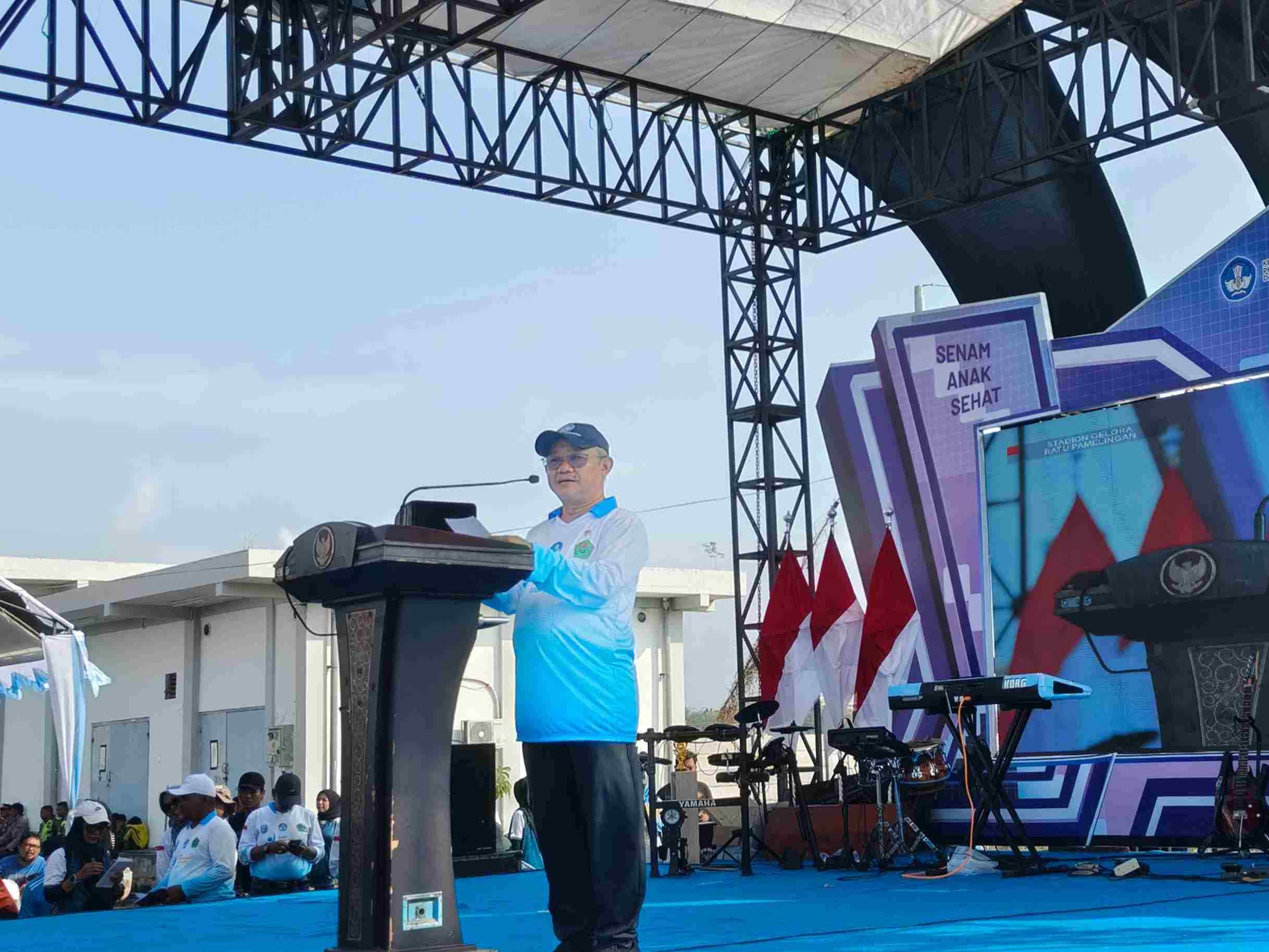Mendikdasmen Abdul Mu’ti berpidato di panggung Hardiknas 2026 di Pamekasan membahas pendidikan karakter menuju Generasi Emas Indonesia 2045.