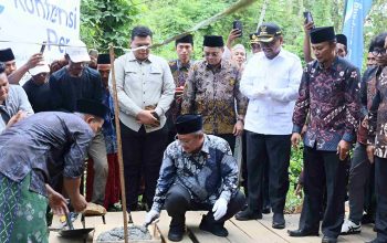 Mendikdasmen dan PC Muhammadiyah Resmikan Peletakan Batu Pertama Jembatan Ihdinas Sirotol Mustaqim di Karang Penang Sampang