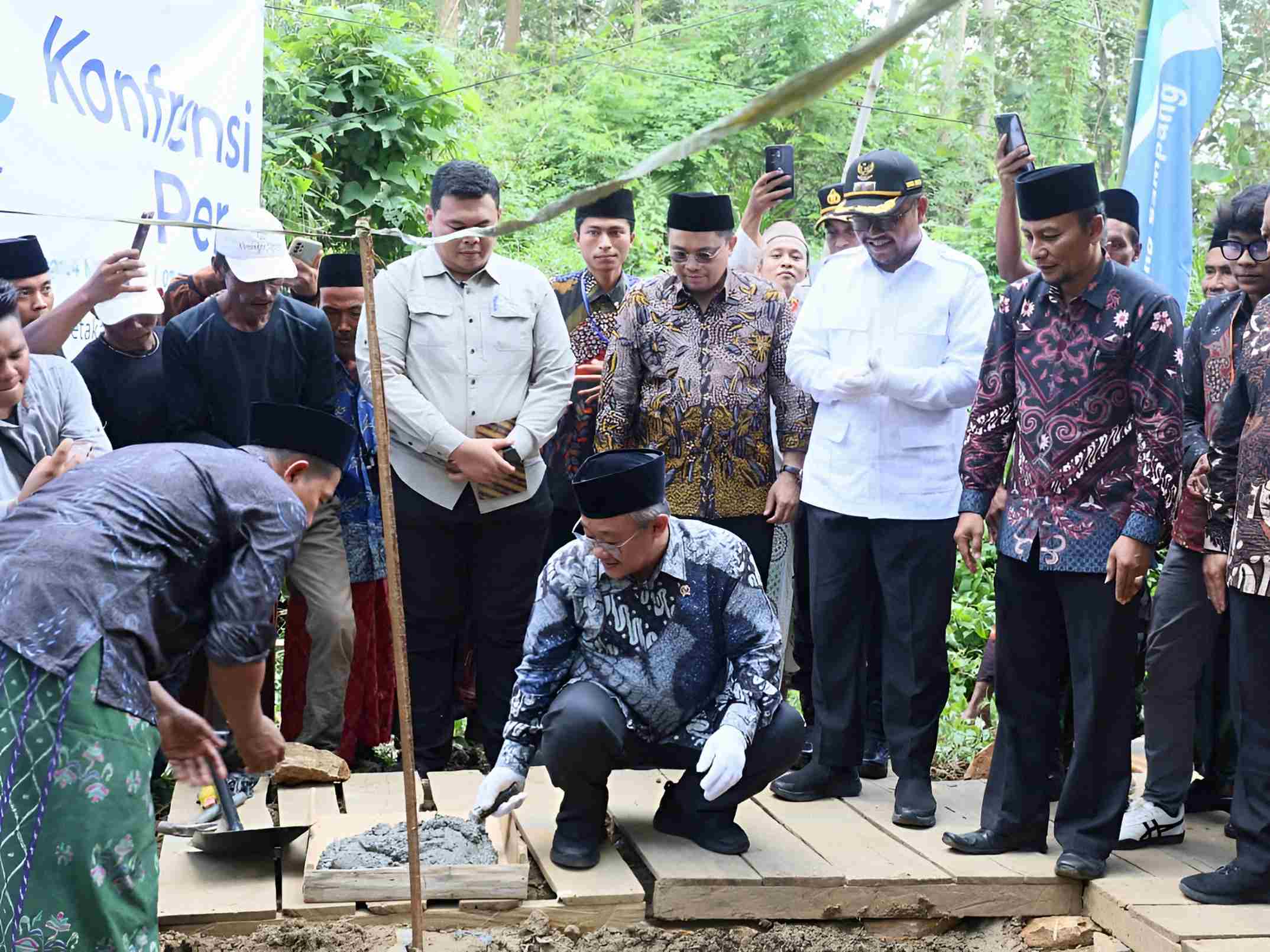 Mendikdasmen Abdul Mu’ti bersama jajaran Muhammadiyah dan pemerintah daerah menghadiri peletakan batu pertama pembangunan jembatan di Desa Tlambah, Sampang.