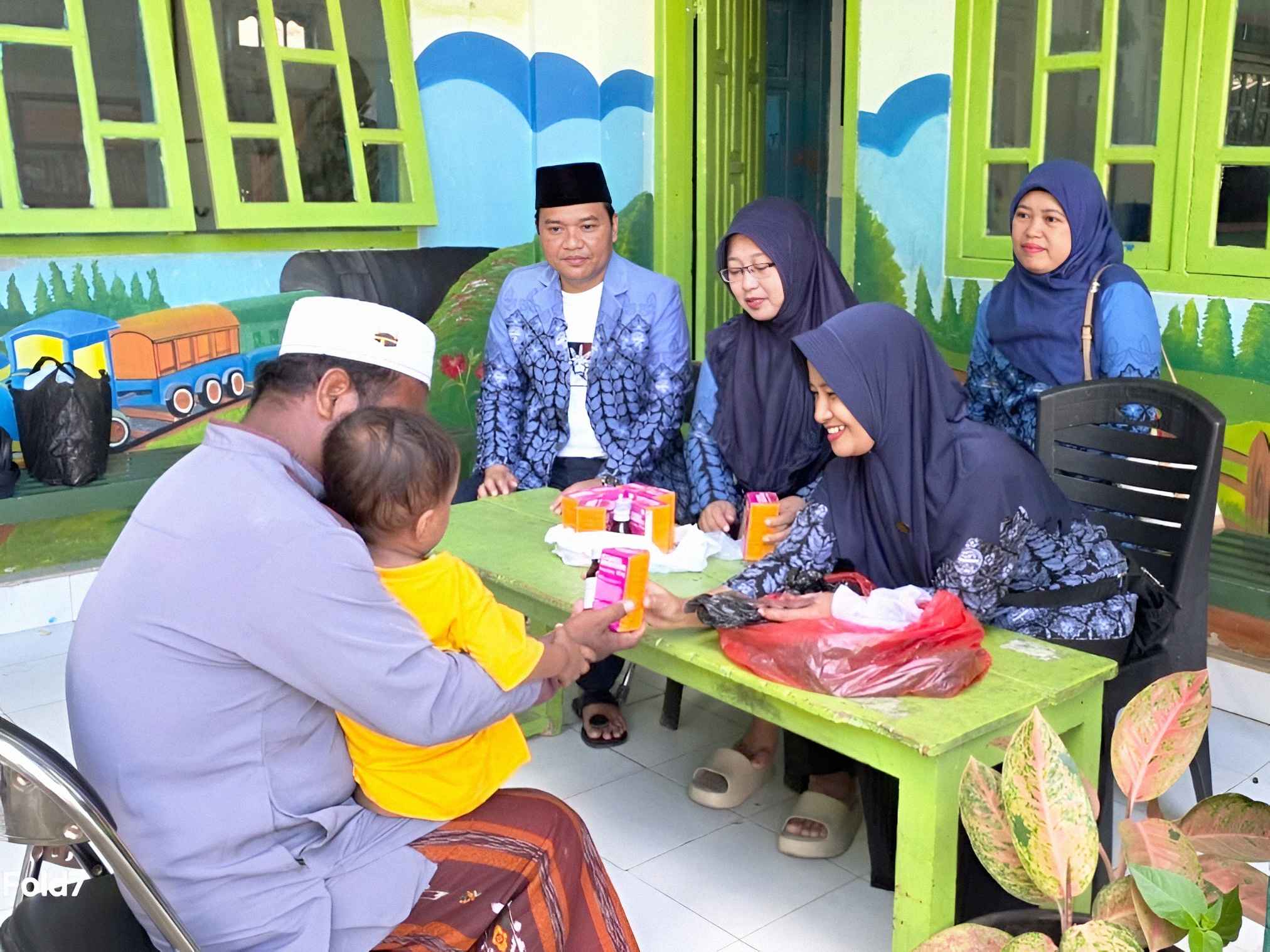 Tim PAFI Pamekasan menyerahkan paket obat-obatan kepada peserta khitanan massal gratis di wilayah Pakong, Pamekasan.