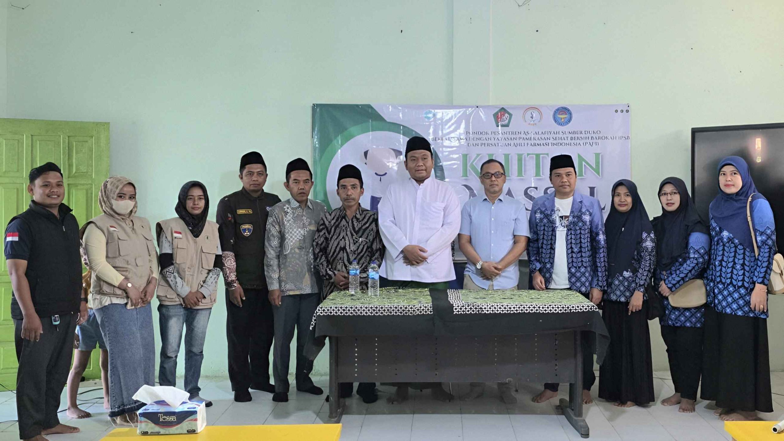 Foto bersama pengurus PAFI Pamekasan, Yayasan PBB, dan pengasuh pondok pesantren usai kegiatan khitanan massal gratis di Pamekasan.