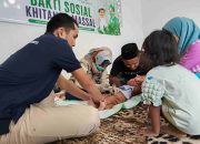 Tenaga kesehatan melakukan khitan kepada seorang anak dalam kegiatan Bakti Sosial Khitanan Massal, didampingi petugas dan keluarga.