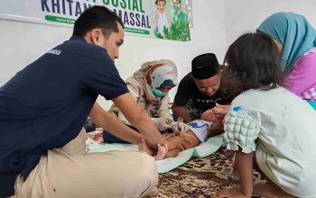 Sinergi PAFI Sampang, Pemdes Kamondung, Puskesmas Omben & Yayasan PSBB: Khitanan Massal Gratis dan Cek Kesehatan Sesuai Asta Cita