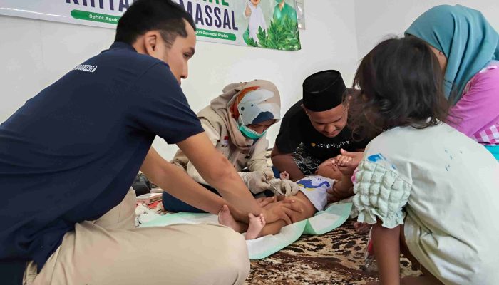 Sinergi PAFI Sampang, Pemdes Kamondung, Puskesmas Omben & Yayasan PSBB: Khitanan Massal Gratis dan Cek Kesehatan Sesuai Asta Cita