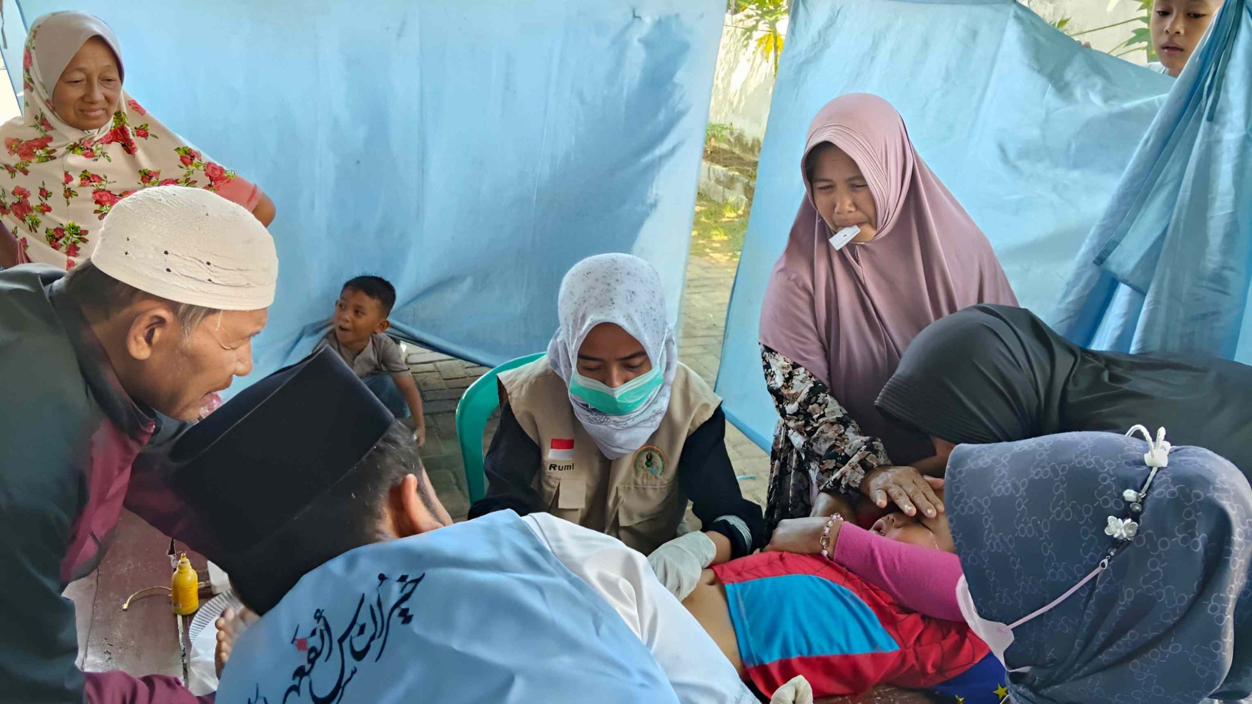 Proses khitan dilakukan tenaga medis dan pendamping pada anak peserta di lokasi kegiatan Musholla Al Mustaqim.