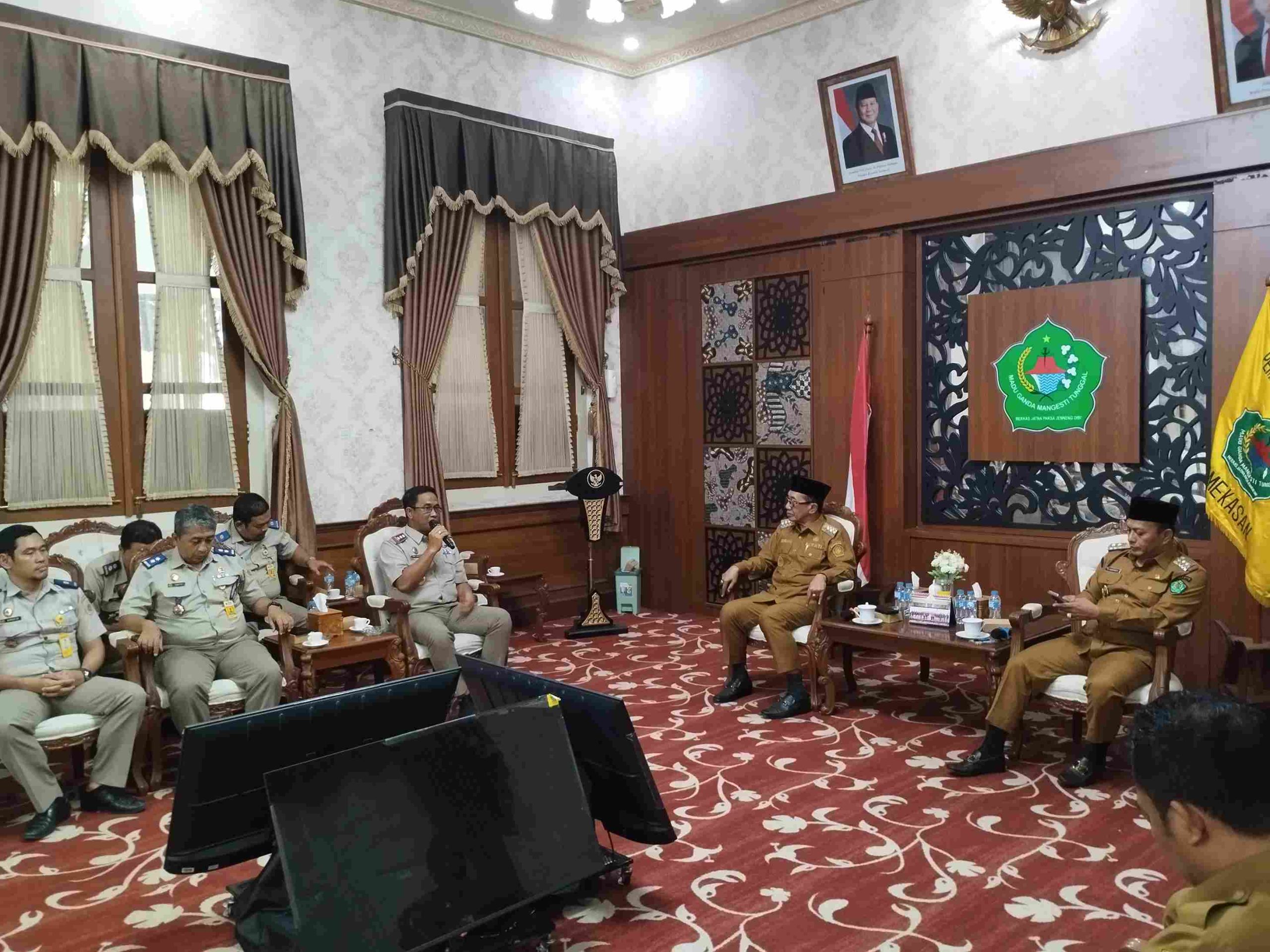 Suasana pertemuan Kepala Kantor BPN Pamekasan bersama Bupati dan Wakil Bupati Pamekasan di Pendopo Ronggosukowati membahas sinergi percepatan sertifikasi tanah.