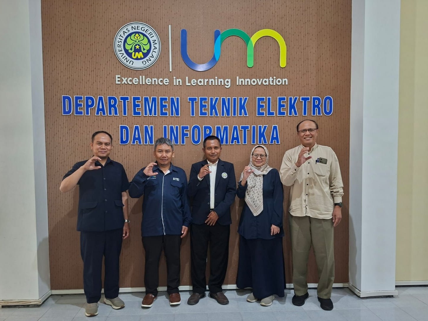 Bakir bersama dosen pembimbing dan tim akademik usai Seminar Proposal Disertasi Program Doktor di Departemen Teknik Elektro dan Informatika Universitas Negeri Malang.