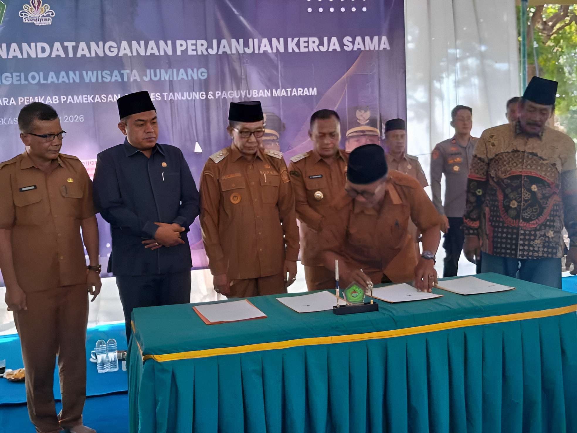 Bupati Pamekasan menghadiri penandatanganan kerja sama pengelolaan Wisata Jumiang bersama Pemerintah Desa Tanjung dan Paguyuban Mataram di Kecamatan Pademawu.