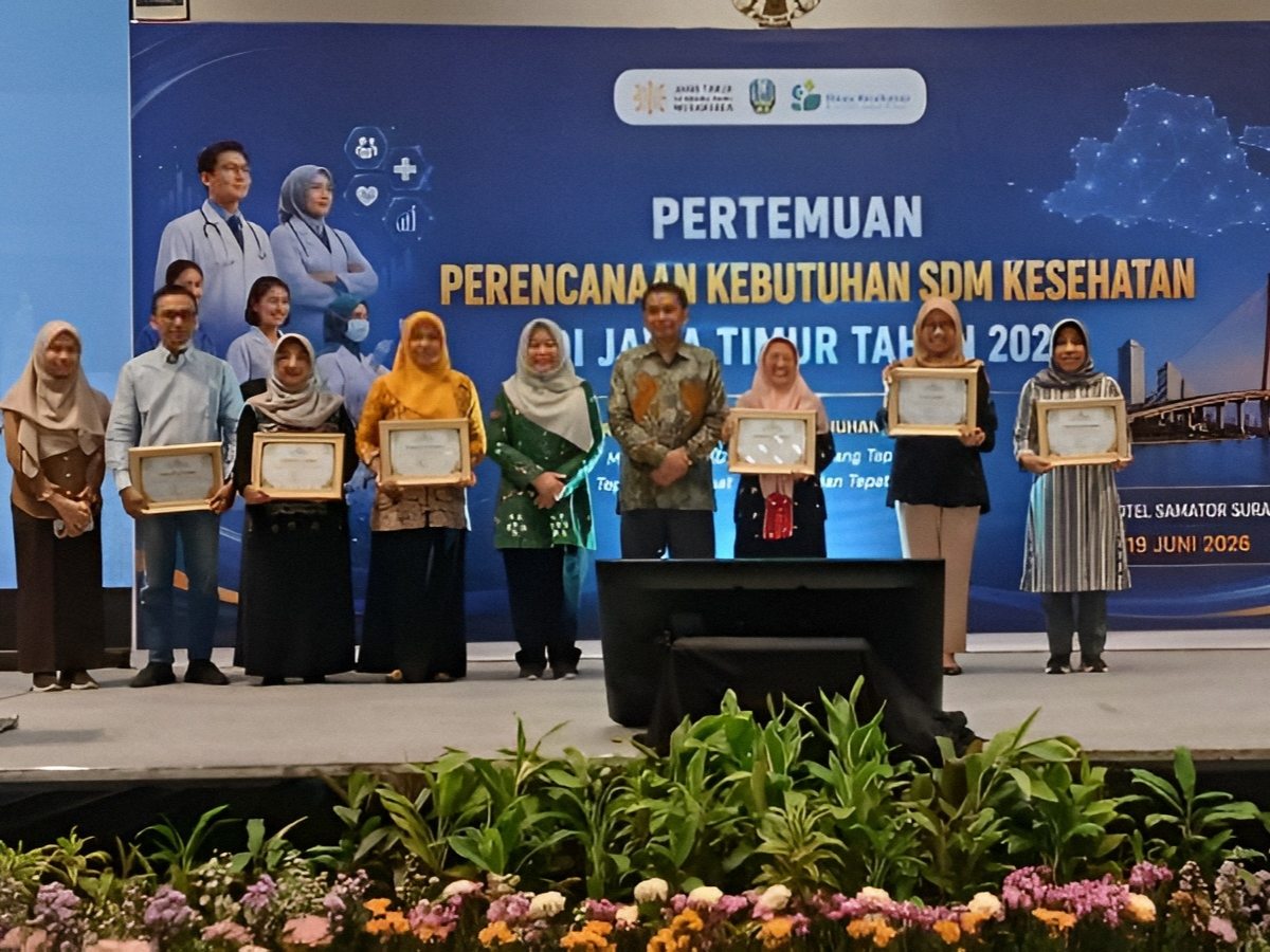 Perwakilan Dinas Kesehatan Kabupaten Pamekasan menerima penghargaan Terbaik I Perencanaan Kebutuhan SDM Kesehatan tingkat Provinsi Jawa Timur di Surabaya.