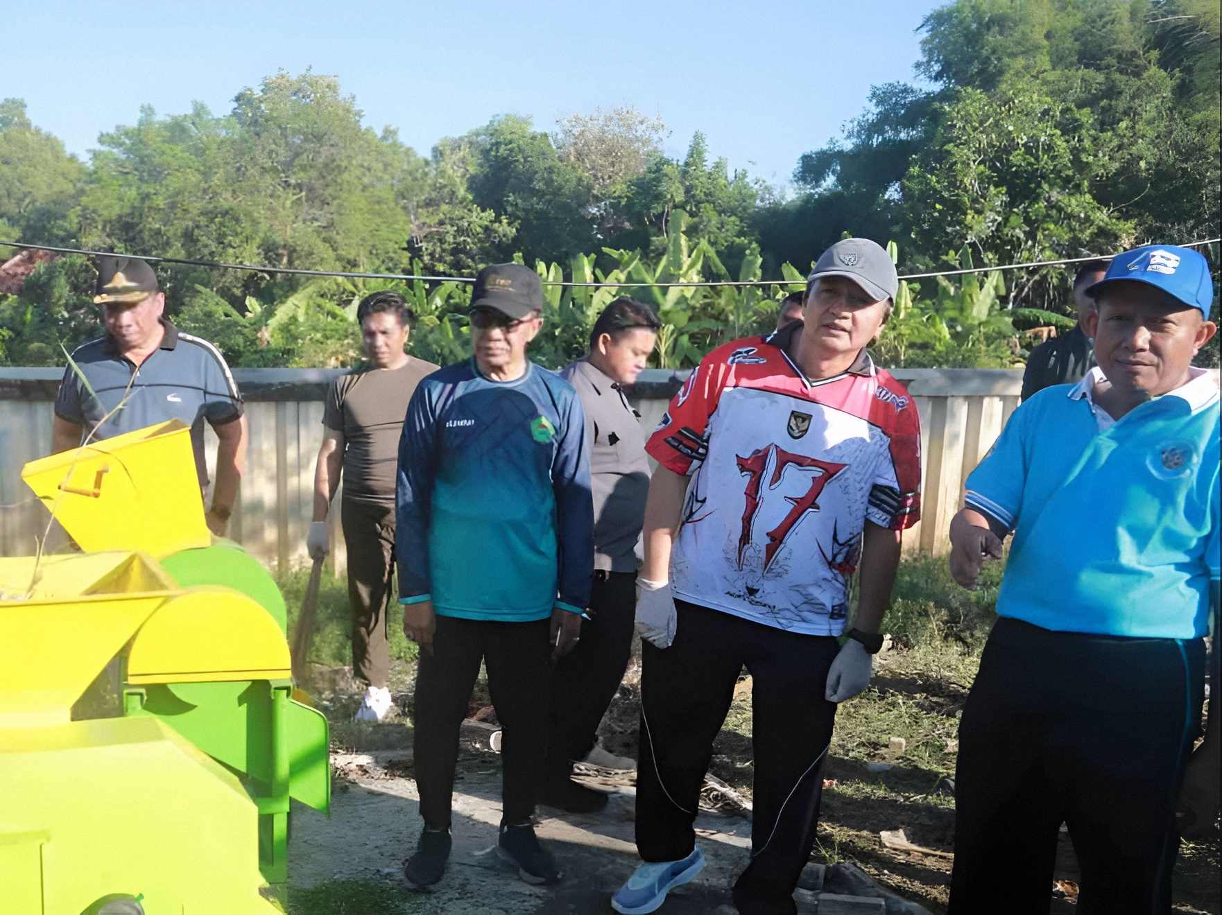 Bupati Pamekasan KH. Kholilurrahman menyaksikan demonstrasi mesin pencacah sampah organik bersama jajaran Pemkab saat kegiatan Jumat Bersih di eks Stasiun PJKA Pamekasan.