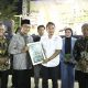 Bupati Pamekasan Dr. KH. Kholilurrahman menerima cinderamata dari Ketua DPC HIPMI Pamekasan saat penutupan Pamekasan Economic Fest 2026 di Monumen Arek Lancor.