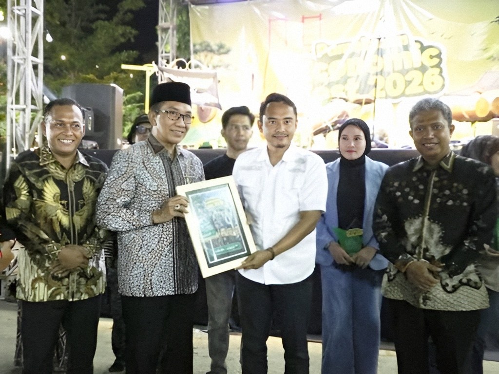 Bupati Pamekasan Dr. KH. Kholilurrahman menerima cinderamata dari Ketua DPC HIPMI Pamekasan saat penutupan Pamekasan Economic Fest 2026 di Monumen Arek Lancor.