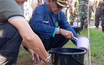 Bupati Pamekasan Dr. KH. Kholilurrahman menyiram bibit pohon dalam kegiatan Gerakan Indonesia Serentak di Taman Asri Kowel, Kelurahan Kowel, Jumat (10/7/2026).