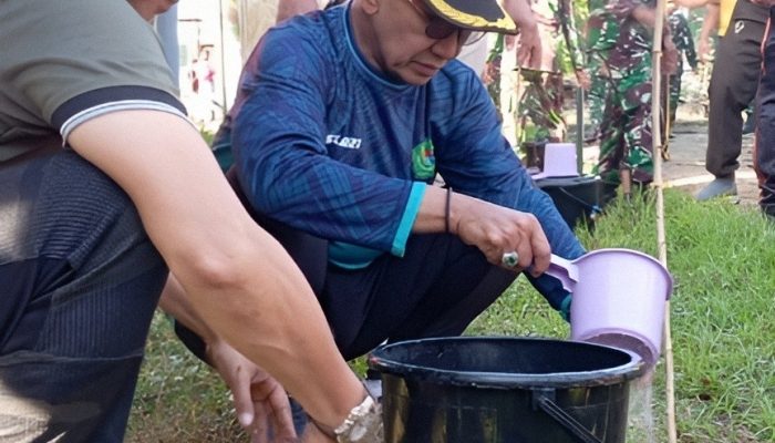 Bupati Pamekasan Pimpin Gerakan Indonesia Serentak, Bersih-Bersih Taman Asri Kowel Perkuat Kebersamaan Antarinstansi