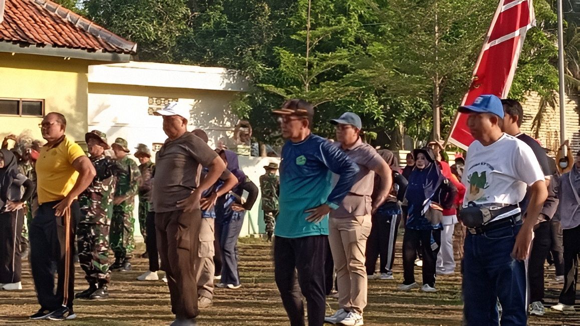 Bupati Pamekasan Dr. KH. Kholilurrahman mengikuti senam bersama jajaran pemerintah, TNI, Polri, dan masyarakat dalam Gerakan Indonesia Serentak di Taman Asri Kowel, Jumat (10/7/2026).