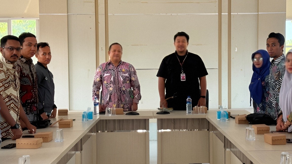 Kepala Diskominfo Kabupaten Pamekasan, Muttaqin, berdiri bersama narasumber dan peserta saat menyanyikan lagu Indonesia Raya sebelum pelatihan pembuatan konten publik dimulai.