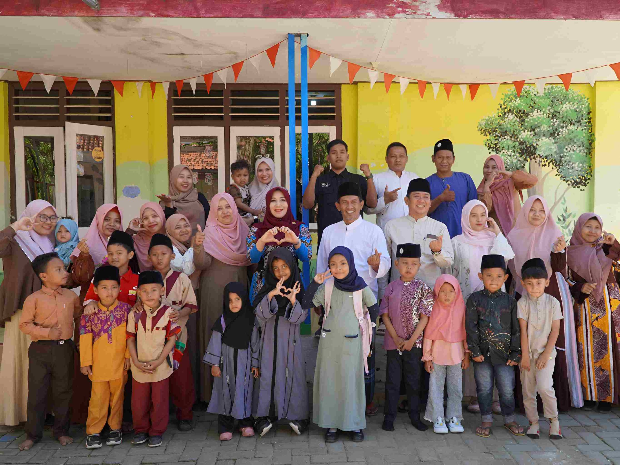 Anggota DPD RI Dr. Lia Istifhama berfoto bersama pengurus, guru, dan siswa Yayasan Darussalam As-Sya'rani saat kunjungan silaturahmi di Pamekasan.