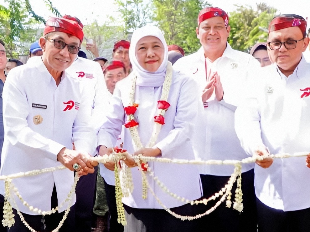 Gubernur Jawa Timur Khofifah Indar Parawansa bersama Bupati Pamekasan Dr. KH. Kholilurrahman saat meresmikan Bazar Koperasi dan UMKM Hari Koperasi Nasional ke-79 Provinsi Jawa Timur di Pamekasan.