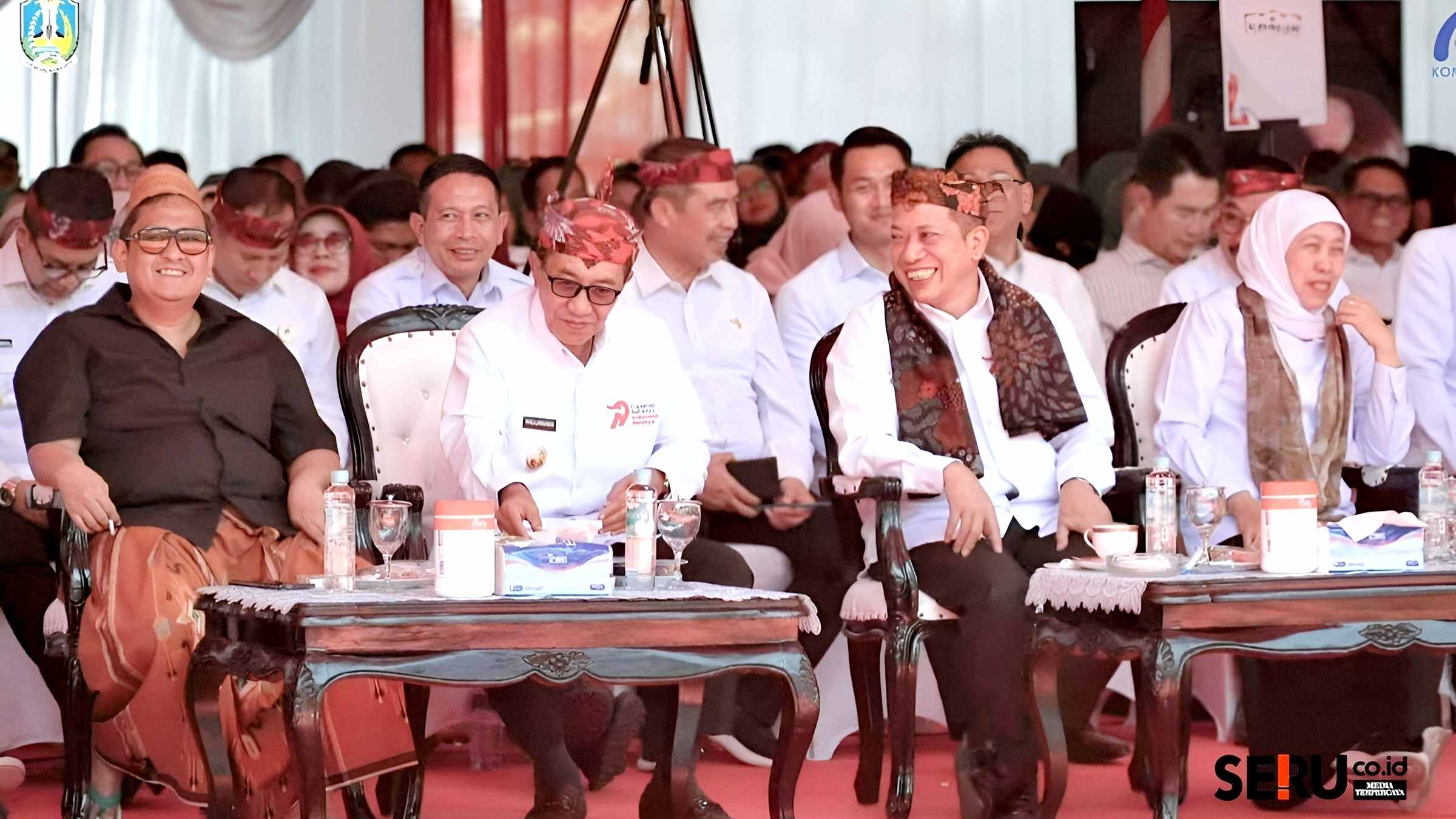 Dari kiri H Khoirul Umam, Bupati Pamekasan KH. Kholilurrahman, Menteri Koperasi Ferry Juliantono, dan Gubernur Jawa Timur Khofifah Indar Parawansa beserta Bupati dan Walikota se Jawa Timur diacara Puncak Hari Koperasi Tingkat Provinsi di Halaman Kantor Bakorwil Jawa Timur, Pamekasan.