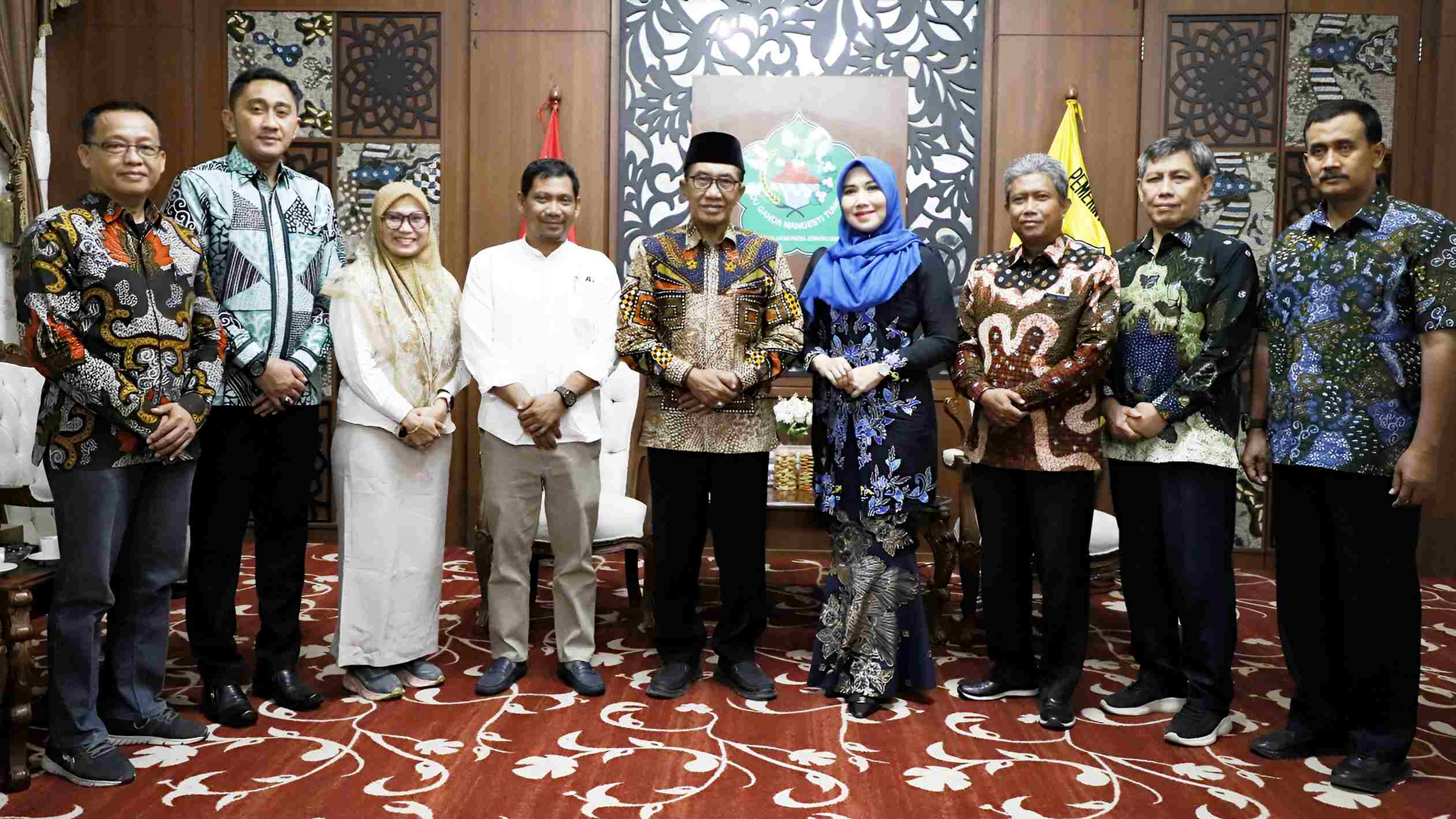 Anggota DPD RI Lia Istifhama dan Bupati Pamekasan KH. Kholilurrahman berfoto bersama jajaran Pemerintah Kabupaten Pamekasan usai audiensi di Pendopo Ronggo Sukowati.