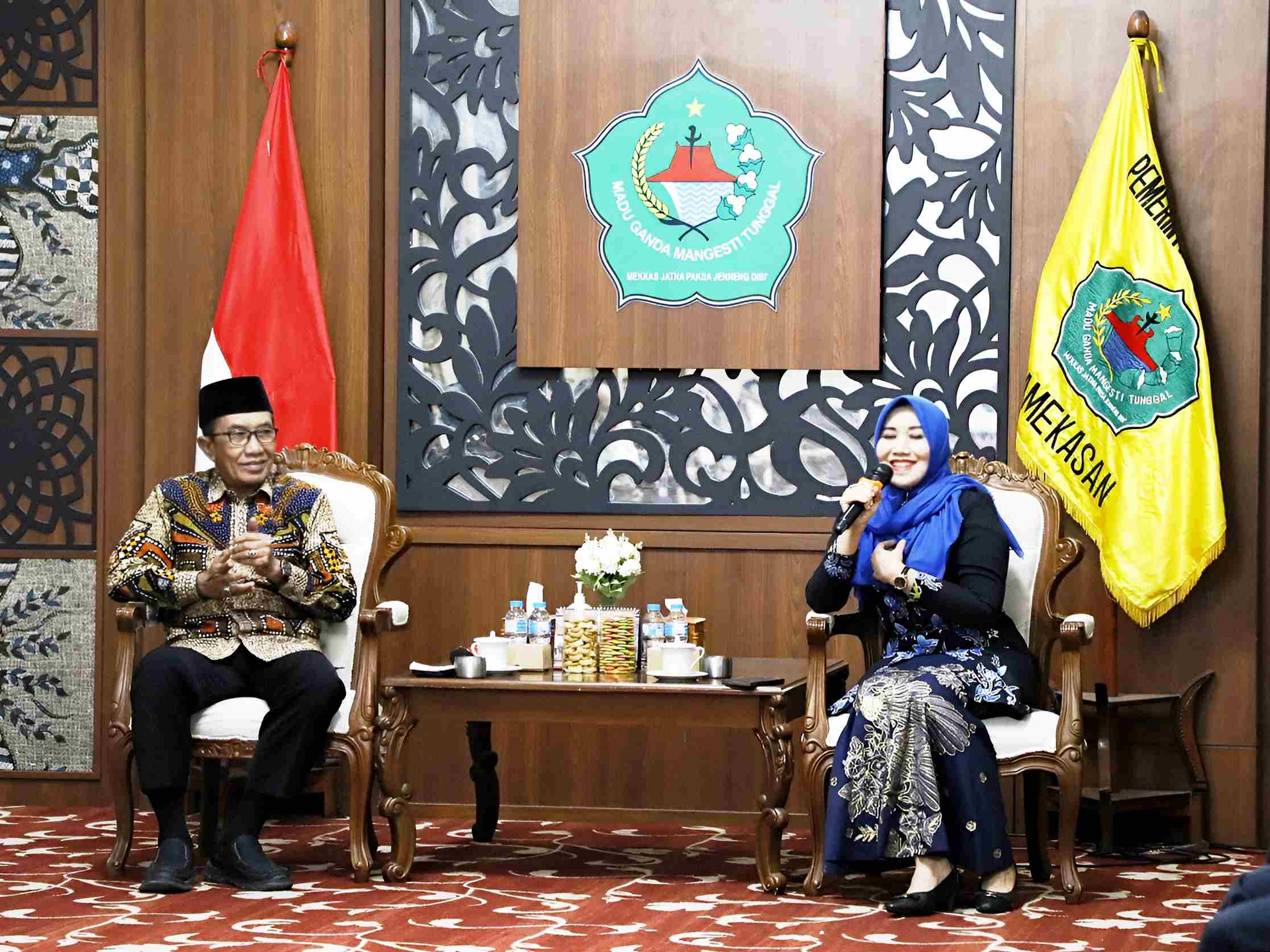 Anggota DPD RI Lia Istifhama berbicara dalam audiensi bersama Bupati Pamekasan KH. Kholilurrahman di Pendopo Ronggo Sukowati untuk membahas percepatan program pembangunan di sektor pendidikan, kesehatan, dan pertanian.