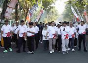 Sekda Provinsi Jawa Timur Adhy Karyono dan Bupati Pamekasan KH Kholilurrahman memimpin Jalan Sehat Koperasi Harkopnas ke-79 Jawa Timur di Pamekasan.