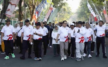 Sekda Provinsi Jawa Timur Adhy Karyono dan Bupati Pamekasan KH Kholilurrahman memimpin Jalan Sehat Koperasi Harkopnas ke-79 Jawa Timur di Pamekasan.
