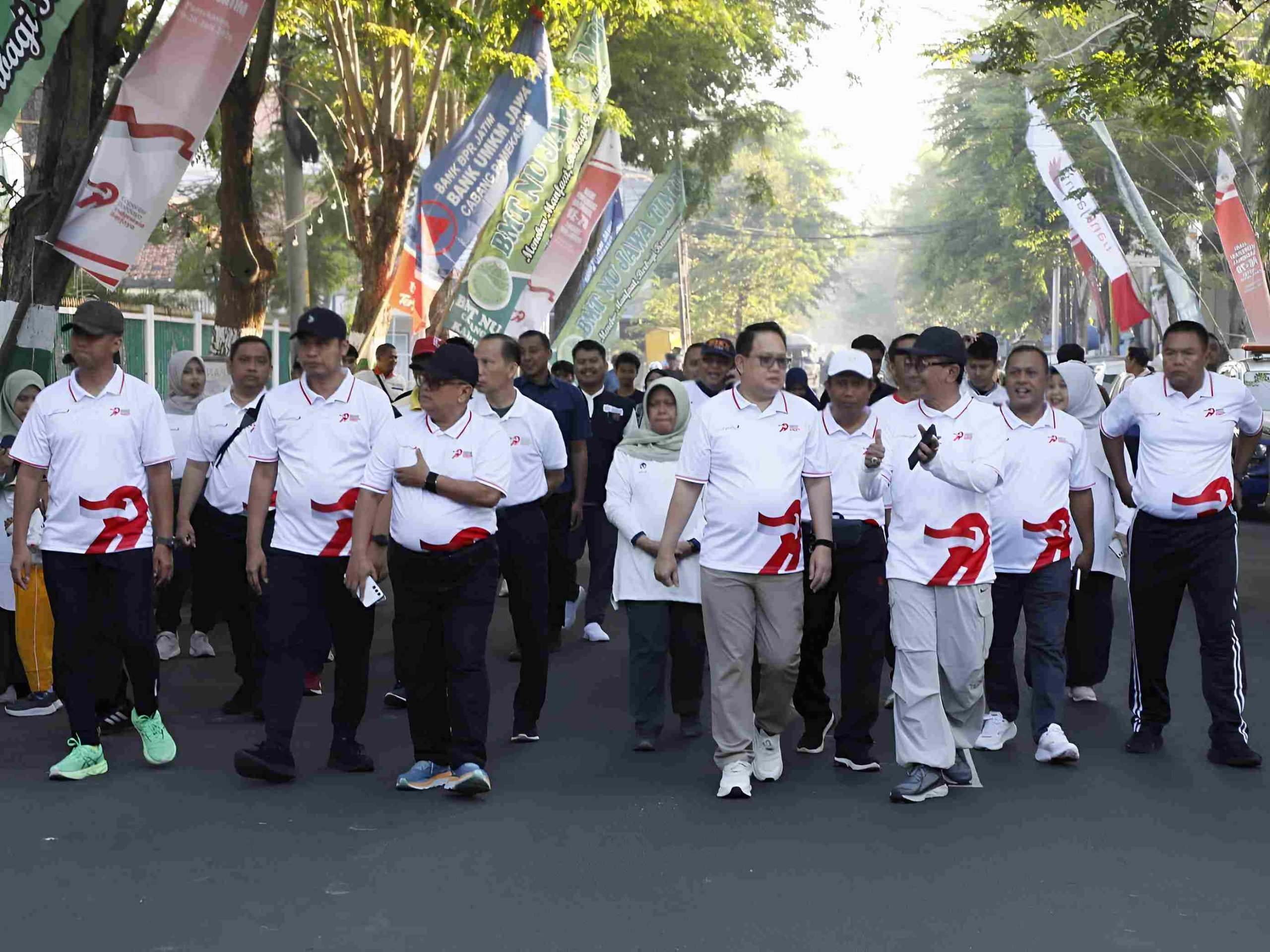 Sekda Provinsi Jawa Timur Adhy Karyono dan Bupati Pamekasan KH Kholilurrahman memimpin Jalan Sehat Koperasi Harkopnas ke-79 Jawa Timur di Pamekasan.