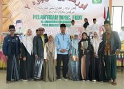Bupati Bangkalan Lukman Hakim berdiri di tengah bersama peserta PORSADIN Ke-7 dan pendamping pada Pelantikan DPAC FKDT Kabupaten Bangkalan Tahun 2026.