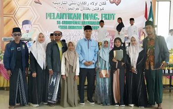 Bupati Bangkalan Lukman Hakim berdiri di tengah bersama peserta PORSADIN Ke-7 dan pendamping pada Pelantikan DPAC FKDT Kabupaten Bangkalan Tahun 2026.