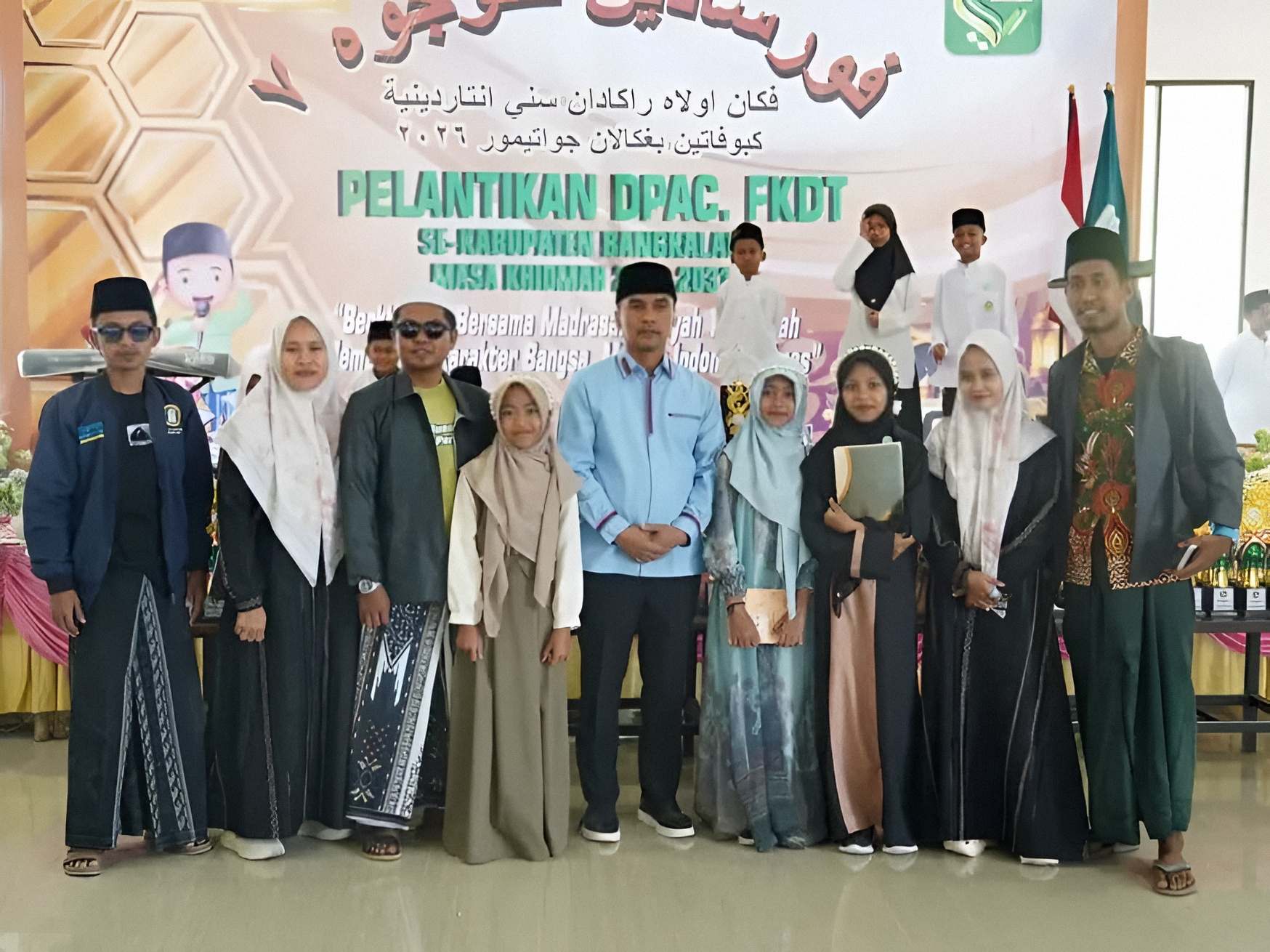 Bupati Bangkalan Lukman Hakim berdiri di tengah bersama peserta PORSADIN Ke-7 dan pendamping pada Pelantikan DPAC FKDT Kabupaten Bangkalan Tahun 2026.