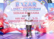 Wakil Bupati Sampang H. Ahmad Mahfudz memberikan sambutan pada pembukaan Bazar Sembako Murah dan Senam Bersama Harkopnas ke-79 Tahun 2026 di Alun-Alun Trunojoyo Sampang.