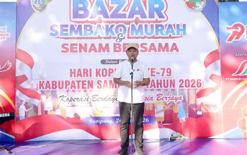 Wakil Bupati Sampang H. Ahmad Mahfudz memberikan sambutan pada pembukaan Bazar Sembako Murah dan Senam Bersama Harkopnas ke-79 Tahun 2026 di Alun-Alun Trunojoyo Sampang.