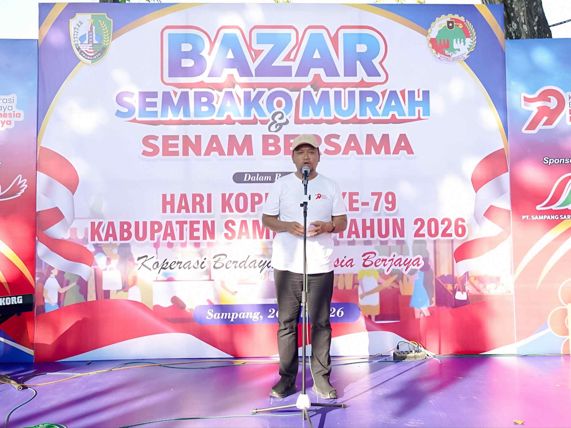 Wakil Bupati Sampang H. Ahmad Mahfudz memberikan sambutan pada pembukaan Bazar Sembako Murah dan Senam Bersama Harkopnas ke-79 Tahun 2026 di Alun-Alun Trunojoyo Sampang.