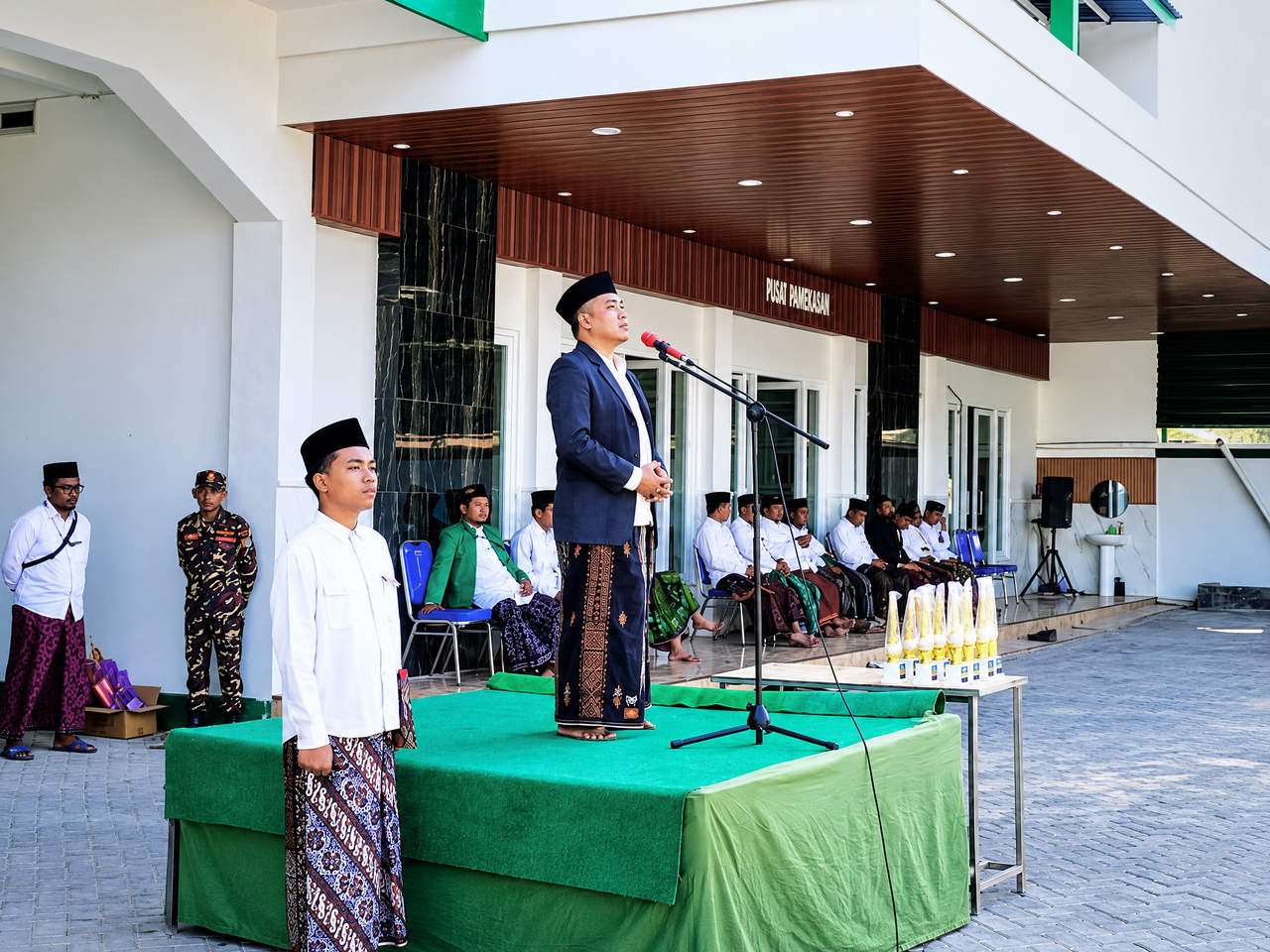 Ketua PCNU Pamekasan berbicara dalam apel Hari Santri Nasional 2026 di hadapan para santri.