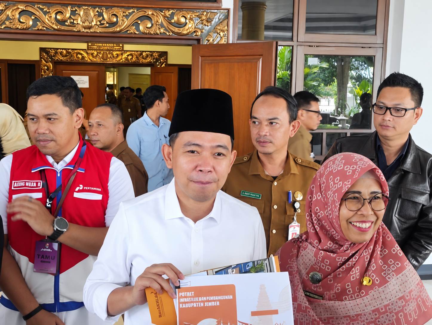 Bupati Jember Muhammad Fawait bersama sejumlah pejabat membahas penyaluran bantuan beras tahap ketiga.