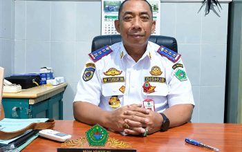 Kepala Dishub Pamekasan M Yusuf Wibiseno duduk di ruang kerja saat menjelaskan capaian retribusi parkir.