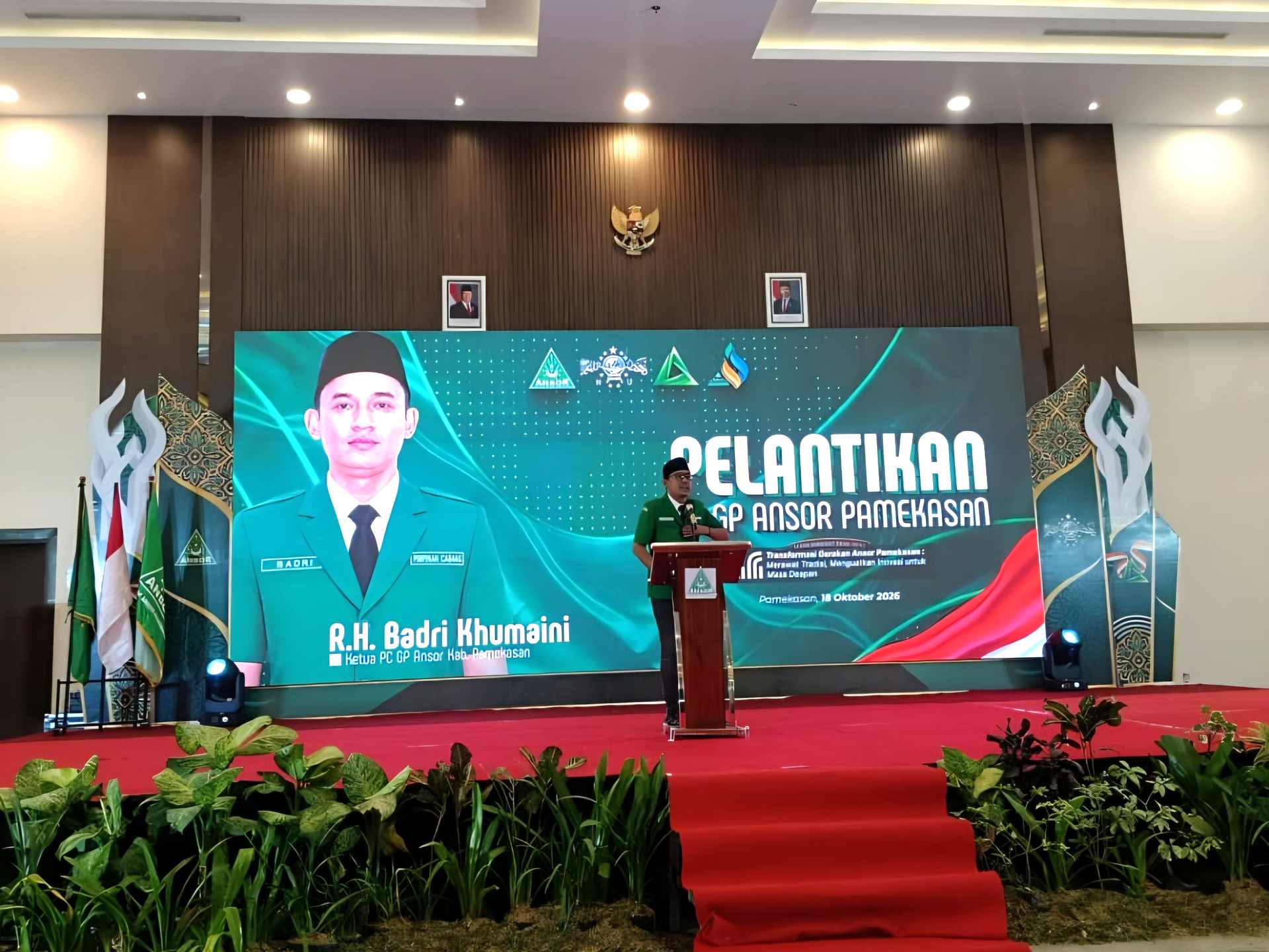 H. Badri Khumaini berbicara di podium saat pelantikan PC GP Ansor Pamekasan.