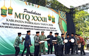 Bupati Pamekasan dan jajaran Forkopimda mengikuti pembukaan MTQ ke-32 di Monumen Arek Lancor, dengan peserta membawa rebana di depan panggung.