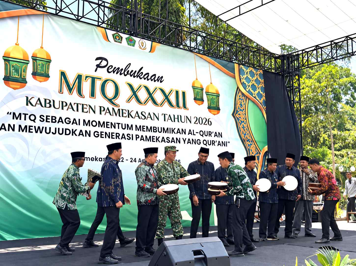 Bupati Pamekasan dan jajaran Forkopimda mengikuti pembukaan MTQ ke-32 di Monumen Arek Lancor, dengan peserta membawa rebana di depan panggung.