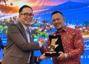Manager PLN UP3 Madura Radea Cakrawala N bersama CEO PT BANI Group H. Ali Zainal Abidin memegang penghargaan pada acara Priority Customer Gathering 2026.