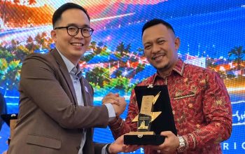 Manager PLN UP3 Madura Radea Cakrawala N bersama CEO PT BANI Group H. Ali Zainal Abidin memegang penghargaan pada acara Priority Customer Gathering 2026.