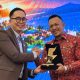 Manager PLN UP3 Madura Radea Cakrawala N bersama CEO PT BANI Group H. Ali Zainal Abidin memegang penghargaan pada acara Priority Customer Gathering 2026.