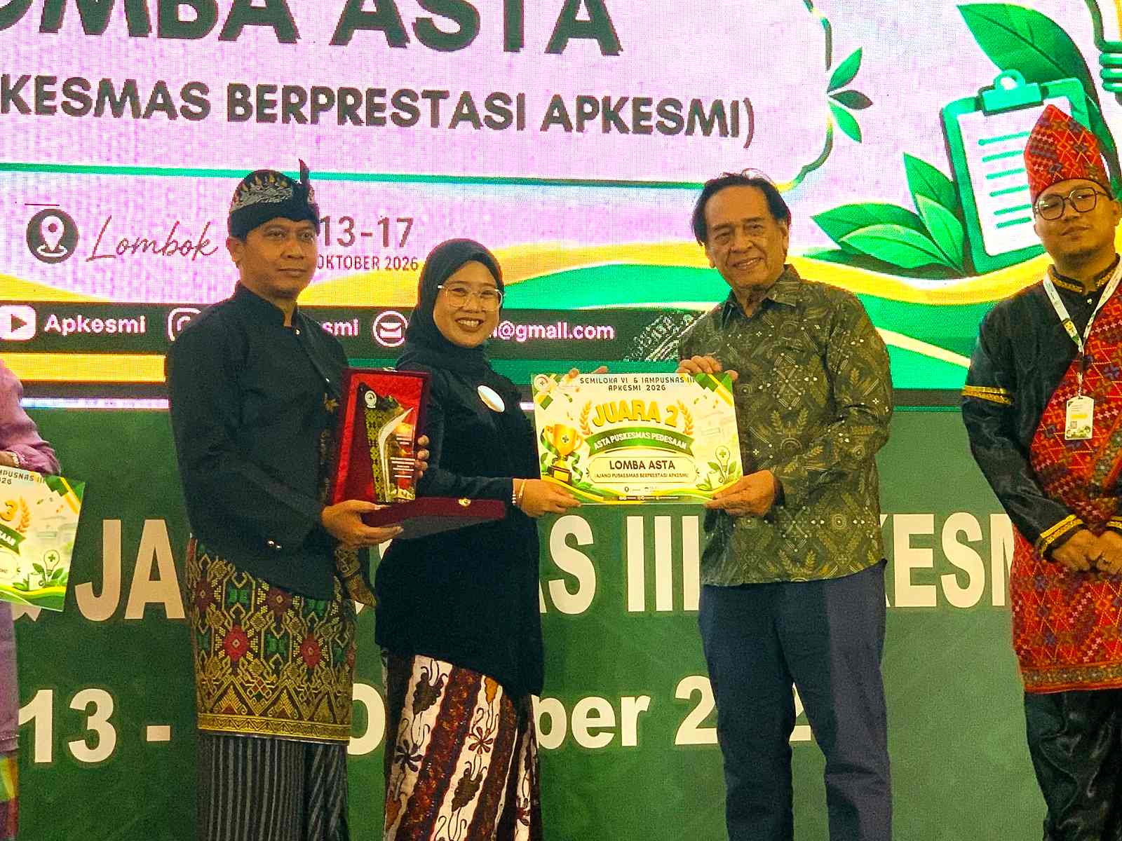 drg. Yuanita Purnamawati Kepala UPTD Puskesmas Omben menerima penghargaan Juara II Asta Puskesmas Pedesaan di Lombok.